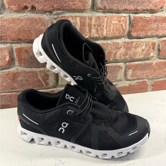 On cloud Running black and white - Picture 4 of 8